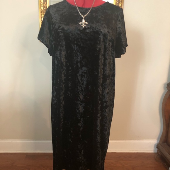 torrid Dresses & Skirts - 🔥Torrid Black Crushed Velvet Short Sleeve Dress🔥